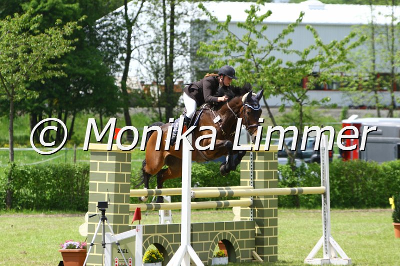 005M6579_Haeuslers-Luftikus_L Springen.JPG